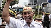Eks karyawan Merpati Airlines ini juga mengenakan ikat kepala berwarna kuning bertuliskan Save Merpati Airlines.
