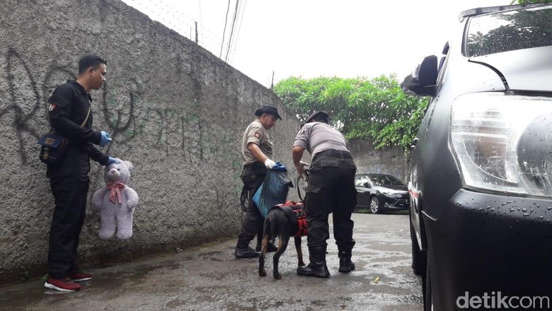 Pembunuhan Sadis di Bekasi, Anjing Pelacak Cium Boneka-Susuri Jalan Pembunuhan Sadis di Bekasi, Anjing Pelacak Cium Boneka-Susuri Jalan