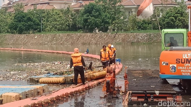 Waspada Banjir, Petugas Badan Air Siaga 24 Jam di Kali Cagak Jakut Waspada Banjir, Petugas Badan Air Siaga 24 Jam di Kali Cagak Jakut