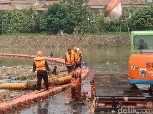 Waspada Banjir, Petugas Badan Air Siaga 24 Jam di Kali Cagak Jakut