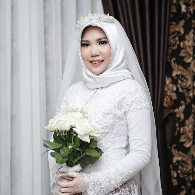 Sebagai penghormatan terakhir untuk mendiang calon suaminya, dan juga mewujudkan impian Rio, Intan tetap mengenakan gaun pengantin di hari akad pernikahan. Meskipun harus menahan tangis, wanita asal Pangkal Pinang ini berusaha untuk kuat dan tegar selama proses makeup hingga pemotretan. Foto: dok. Intan Indah Syari