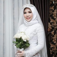 Sebagai penghormatan terakhir untuk mendiang calon suaminya, dan juga mewujudkan impian Rio, Intan tetap mengenakan gaun pengantin di hari akad pernikahan. Meskipun harus menahan tangis, wanita asal Pangkal Pinang ini berusaha untuk kuat dan tegar selama proses makeup hingga pemotretan. Foto: dok. Intan Indah Syari