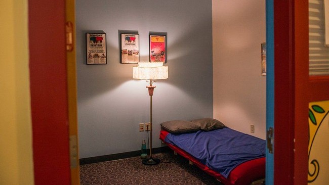 Ben & JerrysMeski kamarnya tak futuristik seperti Google dan Zappos, perusahaan es krim ini juga mempersilahkan para pekerjanya untuk istirahat sejenak. Dalam foto terlihat jika ruangan dihadirkan dengan suasana nyaman, lengkap dengan kasur. Kami mencari kualitas hidup pekerja dan menyediakan ruang dan waktu untuk tidur siang hanya sebagai cara lain untuk kami merawat orang yng bekerja di sini, kata perwakilan. Foto: Ben & Jerrys