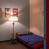 Ben & JerrysMeski kamarnya tak futuristik seperti Google dan Zappos, perusahaan es krim ini juga mempersilahkan para pekerjanya untuk istirahat sejenak. Dalam foto terlihat jika ruangan dihadirkan dengan suasana nyaman, lengkap dengan kasur. Kami mencari kualitas hidup pekerja dan menyediakan ruang dan waktu untuk tidur siang hanya sebagai cara lain untuk kami merawat orang yng bekerja di sini, kata perwakilan. Foto: Ben & Jerrys