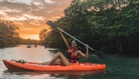 Tak cuma berjemur, Monalysa juga suka main kayak. (monalysaalcantara/Instagram)
