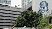 Para seniman ini membuat mural diberbagai sudut TIM.