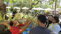 Aktivitas budaya membuat canang sari dan penjor untuk para tamu. Sambil membuatnya, peserta akan diajarkan mengenai nilai-nilai kebudayaan Bali yang luhur. (Fitraya/detikTravel)