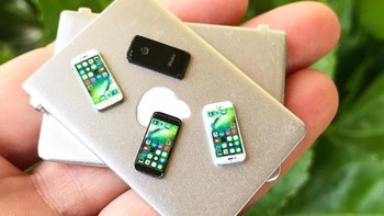 Jika ponselnya seukuran ujung jari, maka laptopnya berukuran lebih kecil dari tiga jari manusia dewasa. Foto: Instagram/domestikatethis