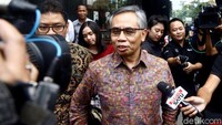 Ketua Otoritas Jasa Keuangan (OJK) Wimboh Santoso tampak mengunjungi gedung KPK, Jakarta, Selasa (13/11/2018).