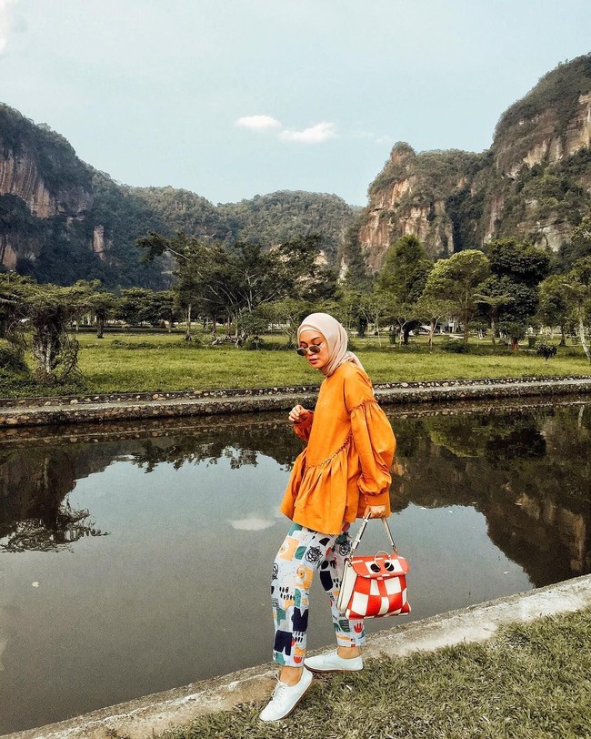 Kamu juga bisa memilih celana bercorak seperti Tantri Namirah ini. Dengan warna pop up dan motif playful, liburan jadi lebih ceria, foto-foto pun lebih berwarna. Foto: Instagram/TantriNamirah