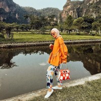 Kamu juga bisa memilih celana bercorak seperti Tantri Namirah ini. Dengan warna pop up dan motif playful, liburan jadi lebih ceria, foto-foto pun lebih berwarna. Foto: Instagram/TantriNamirah