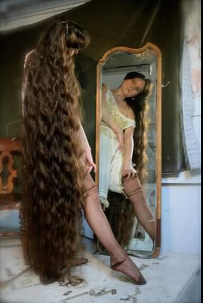 Frankie mulai berhenti keramas di usia 13 tahun. Ia pun tidak lagi memotong rambut di usia 18 thun. Ketika aku 13 tahun rambutku mungkin sepanjang pinggang dan sudah sangat berat. Itu sangat tebal dan aku tidak suka mencucinya karena sulit untuk membilas semua produk ketika mandi dan sangat lama dikeringkan, kata Frankie. Foto: Facebook Floor-Length Frankie