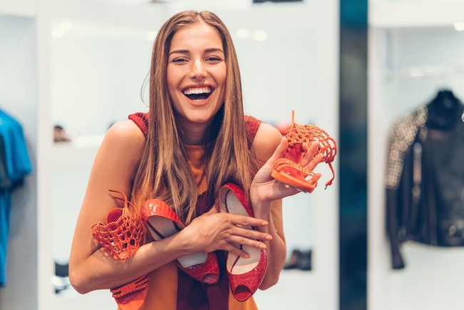 3. Dipakai Orang LainSesuatu yang sedang tren dan banyak dipakai orang pasti pernah mendorong Anda untuk membeli sesuatu. Bahkan ketika barang tersebut kurang sesuai dengan kepribadian atau gaya hidup. Karenanya tanyakan dulu pada diri sendiri apa benar Anda butuh barang itu sebelum belanja. Foto: iStock