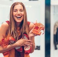 3. Dipakai Orang LainSesuatu yang sedang tren dan banyak dipakai orang pasti pernah mendorong Anda untuk membeli sesuatu. Bahkan ketika barang tersebut kurang sesuai dengan kepribadian atau gaya hidup. Karenanya tanyakan dulu pada diri sendiri apa benar Anda butuh barang itu sebelum belanja. Foto: iStock