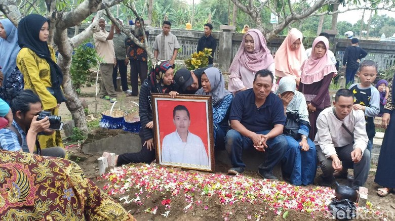 Ayah: Mbah Putri Ingin Deryl Dimakamkan Dekat Kakek di Nganjuk Ayah: Mbah Putri Ingin Deryl Dimakamkan Dekat Kakek di Nganjuk