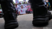 Polisi menjaga aksi ini.