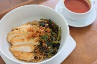 Salah satu menu andalan Restoran Caravan, Mie Kangkung Belacan 