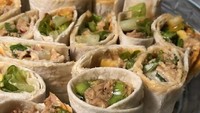 Tortilla juga bisa jadi pengganti nasi. Isiannya tuna mayo dan paprika lalu digulung padat. Nyam! Foto: Instagram @saudimasterchef