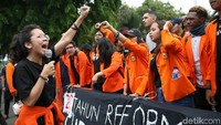 Para mahasiswa berorasi di depan Istana Merdeka, Jakarta.