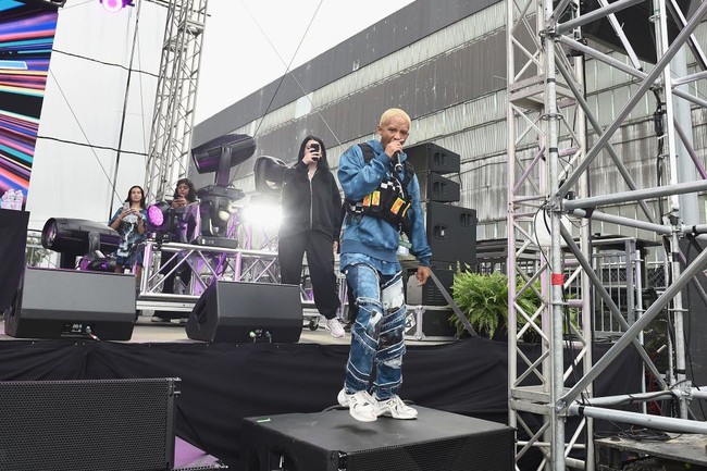 Jaden Smith membuat pengakuan menghebohkan saat tampil di sebuah festival musik di California, Amerika Serikat, baru-baru ini. Jaden mengklaim dia berpacaran dengan rapper Tyler, the Creator. Foto: Getty Images
