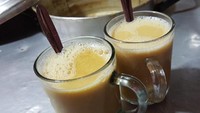 Mampir ke Makassar jangan lupa coba Sarabba, minuman jahe khas Bugis yang khas. Salah satu kedai dengan racikan sarabba enak, ada kedai Sarabba Sucer 95, di Bontoala. Terdapat juga aneka gorengan seperti bakwan, singkong, hingga pisang goreng. Foto: iStock/Instagram