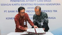Direktur Hubungan Kelembagaan Bank BRI Sis Apik Wijayanto (kiri) bersama Sekretaris menteri pemuda dan Olahraga RI Gatot S. Dewa Broto (kanan) melakukan penandatanganan Perjanjian Kerjasama tentang penerbitan Affinity Card Brizzi Bank BRI di lingkungan kementerian Pemuda dan Olahraga (Kemenpora) Republik Indonesia, yang dilaksanakan di Gedung Kemenpora RI, Jakarta (13/11). Foto: dok. BRI