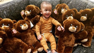 8 Foto Cute Anak Bungsu John Legend dan Chrissy Teigen, Miles
