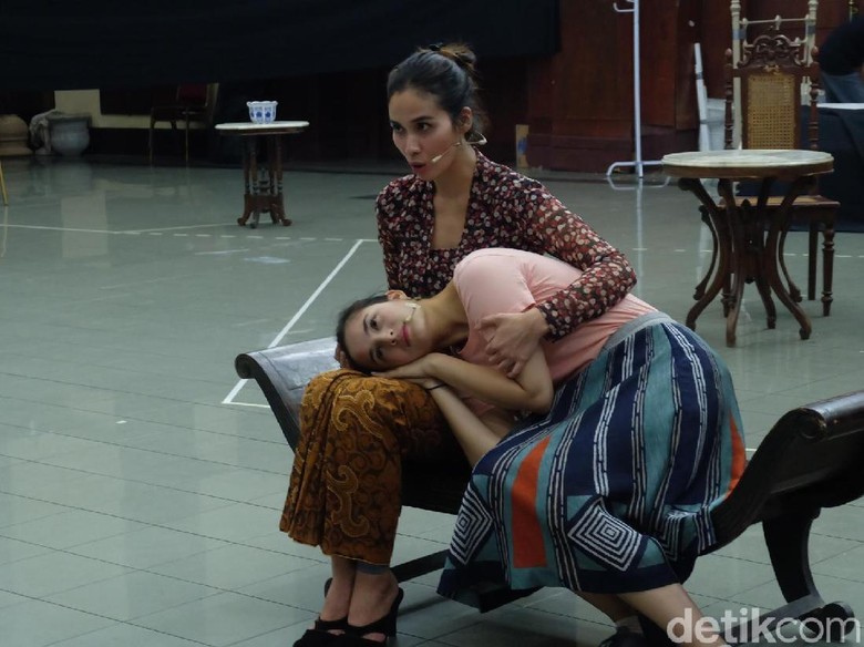 Mengintip Prosesi Latihan Pertunjukan Teater Bunga Penutup Abad Mengintip Prosesi Latihan Pertunjukan Teater Bunga Penutup Abad