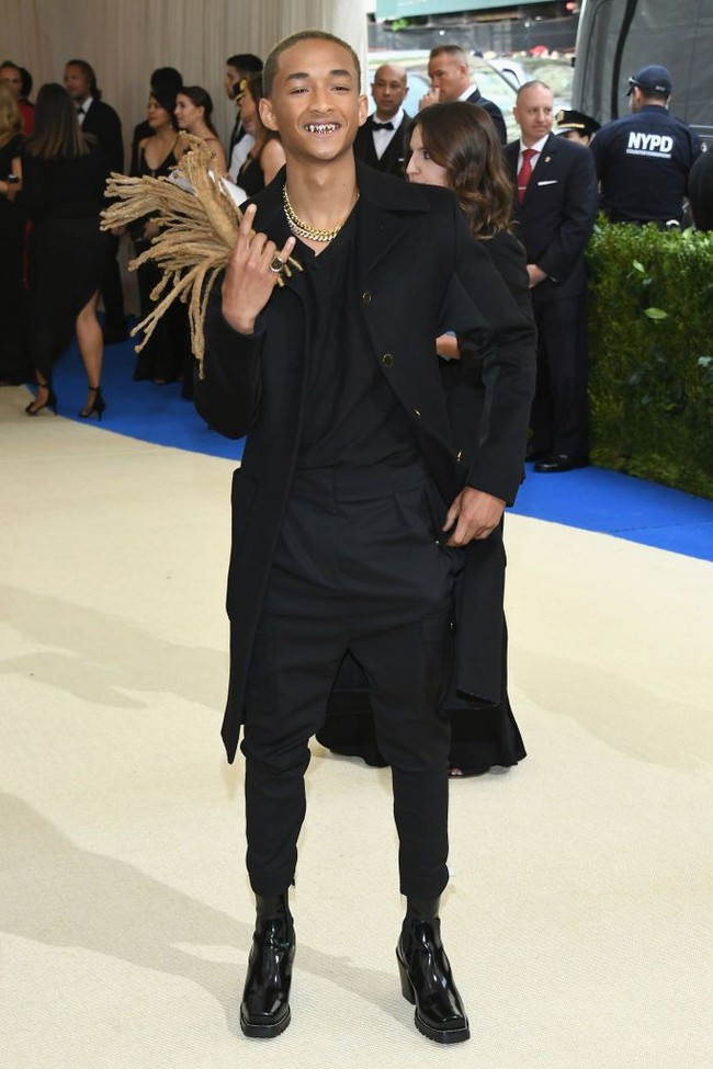 Sejak eksis di dunia selebriti, Jaden Smith dikenal dengan gaya busananya yang unik. Dia kerap tampil mengenakan busana wanita. Seperti penampilannya saat menghadiri Met Gala 2017 ini. Aktor dan musisi 20 tahun itu mengenakan coat yang merupakan koleksi wanita dari Louis Vuitton. Foto: Getty Images