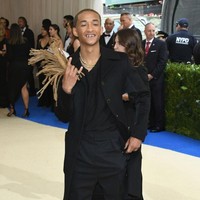Sejak eksis di dunia selebriti, Jaden Smith dikenal dengan gaya busananya yang unik. Dia kerap tampil mengenakan busana wanita. Seperti penampilannya saat menghadiri Met Gala 2017 ini. Aktor dan musisi 20 tahun itu mengenakan coat yang merupakan koleksi wanita dari Louis Vuitton. Foto: Getty Images