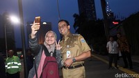 Anies juga melayani permintaan foto bersama warga.