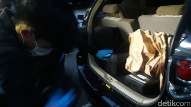 Puslabfor Bawa 8 Kantong dan 2 Tas dari TKP Pembunuhan Sekeluarga