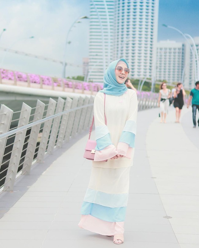 Ingin tampil lebih feminin? Pilih dress berbahan ringan dengan pola A-line agar kamu tetap bisa berjalan dengan leluasa. Curi gaya Ayu Indriati yang tampil girly dengan detail warna segar ini. Foto: Instagram/AyuIndriati