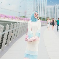 Ingin tampil lebih feminin? Pilih dress berbahan ringan dengan pola A-line agar kamu tetap bisa berjalan dengan leluasa. Curi gaya Ayu Indriati yang tampil girly dengan detail warna segar ini. Foto: Instagram/AyuIndriati