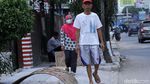 Hati-hati! Lubang di Trotoar Daan Mogot Hanya Ditutupi Anyaman Bambu