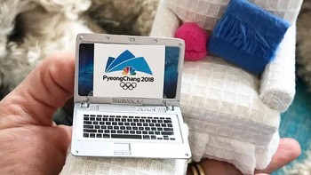 MacBook Air ini pun juga bisa dibuka. Tampak Kate juga membuat miniatur sofa sebagai koleksinya. Foto: Instagram/domestikatethis