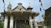 Rumah ini kemudian dikontrak Imam (45). Dia diserahi pemilik rumah untuk menempati rumah itu. Namun karena kesibukannya sering kerja ke luar daerah, rumah itu praktis tak berpenghuni. (Erliana/detikTravel)
