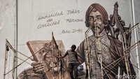 Mural tersebut bertuliskan Hormatilah Tuhan dan Cintailah Manusia.
