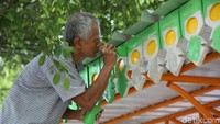 Ornamen Betawi mempercantik sentra lukisan tersebut.