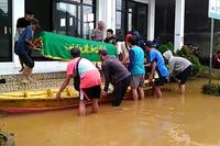 Jenazah Pria Uzur Diangkut Perahu Terobos Banjir di Bandung