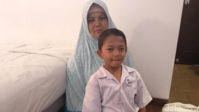 Adul bersama sang ibu. Foto: Widiya Wiyanti/detikHealth Adul bersama sang ibu. Foto: Widiya Wiyanti/detikHealth