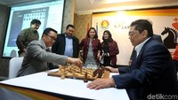 Imam Nahrawi dan Utut Adianto bermain catur di acara pembukaan JAPFA Chess Festival 2018 yang dihelat di Kemenpora, Jakarta.