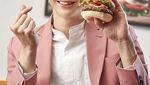 Intip Yuk Wajah Manis Kang Daniel Kalau Lagi Pose Bareng Makanan!
