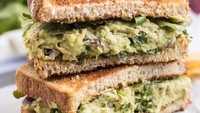 Suka alpukat? Lumatkan alpukat dan campur dengan tuna mayo dan jadikan isian sandwich panggang. Yummy! Foto: Instagram @lemonsandzest