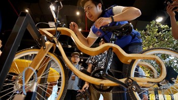 Kayuh sebagai alat pemantau dengan teknologi yang ada dibagian sepeda ini juga ikut dipamerkan.