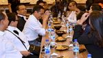 Jokowi dan Kaesang Makan Nasi Bebek Bareng WNI di Singapura