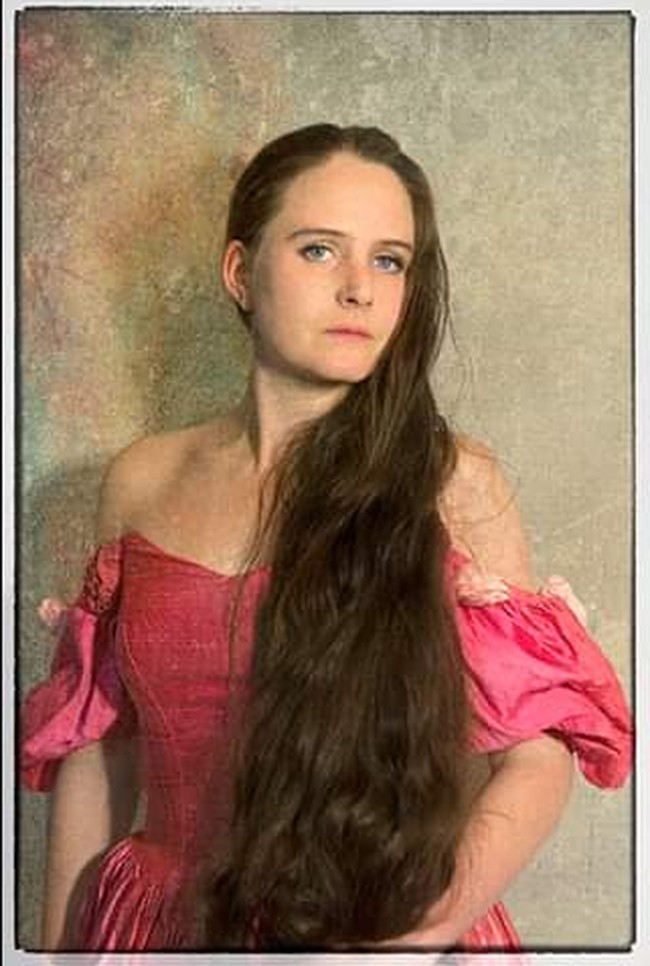 Anehnya ini perawatannya sangat sedikit. Orang berpikir ini pasti membutuhkan banyak hal padahal aku tidak menggunakan produk apapun pada rambut. Yang aku lakukan hanyalah menyisirnya dan itu bahkan tidak setiap hari, kata Frankie. Foto: Facebook Floor-Length Frankie