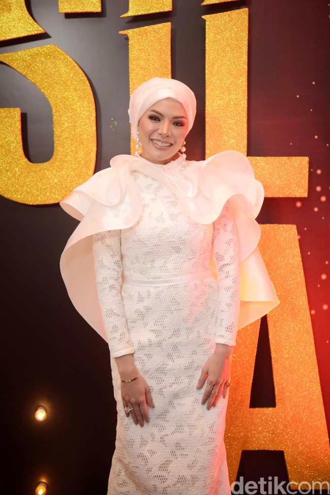 Tampaknya, Nikita Mirzani jadi artis yang paling mengejutkan publik ketika memutuskan berhijab. Ia tampil berhijab pada awal Juli 2018. Banyak yang meragukan keputusannya, tapi ia masih konsisten hingga sekarang meski pernah digosipkan akan lepas jilbab. Foto: Noel/detikFoto