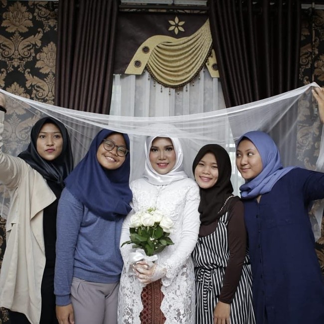 Bukan hal mudah bagi Intan untuk tetap melangsungkan akad pernikahan dengan memakai gaun pengantin yang telah dipilihkan oleh mendiang calon suaminya. Hatinya berkecamuk, dan beruntungnya ia memiliki sahabat yang baik dan wedding organizer yang selalu mendukung dan menemani semua proses pemotretan. Foto: Instagram/intansyariii