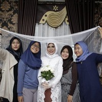 Bukan hal mudah bagi Intan untuk tetap melangsungkan akad pernikahan dengan memakai gaun pengantin yang telah dipilihkan oleh mendiang calon suaminya. Hatinya berkecamuk, dan beruntungnya ia memiliki sahabat yang baik dan wedding organizer yang selalu mendukung dan menemani semua proses pemotretan. Foto: Instagram/intansyariii